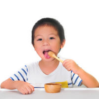 Il miele della vita bimbo che mangia